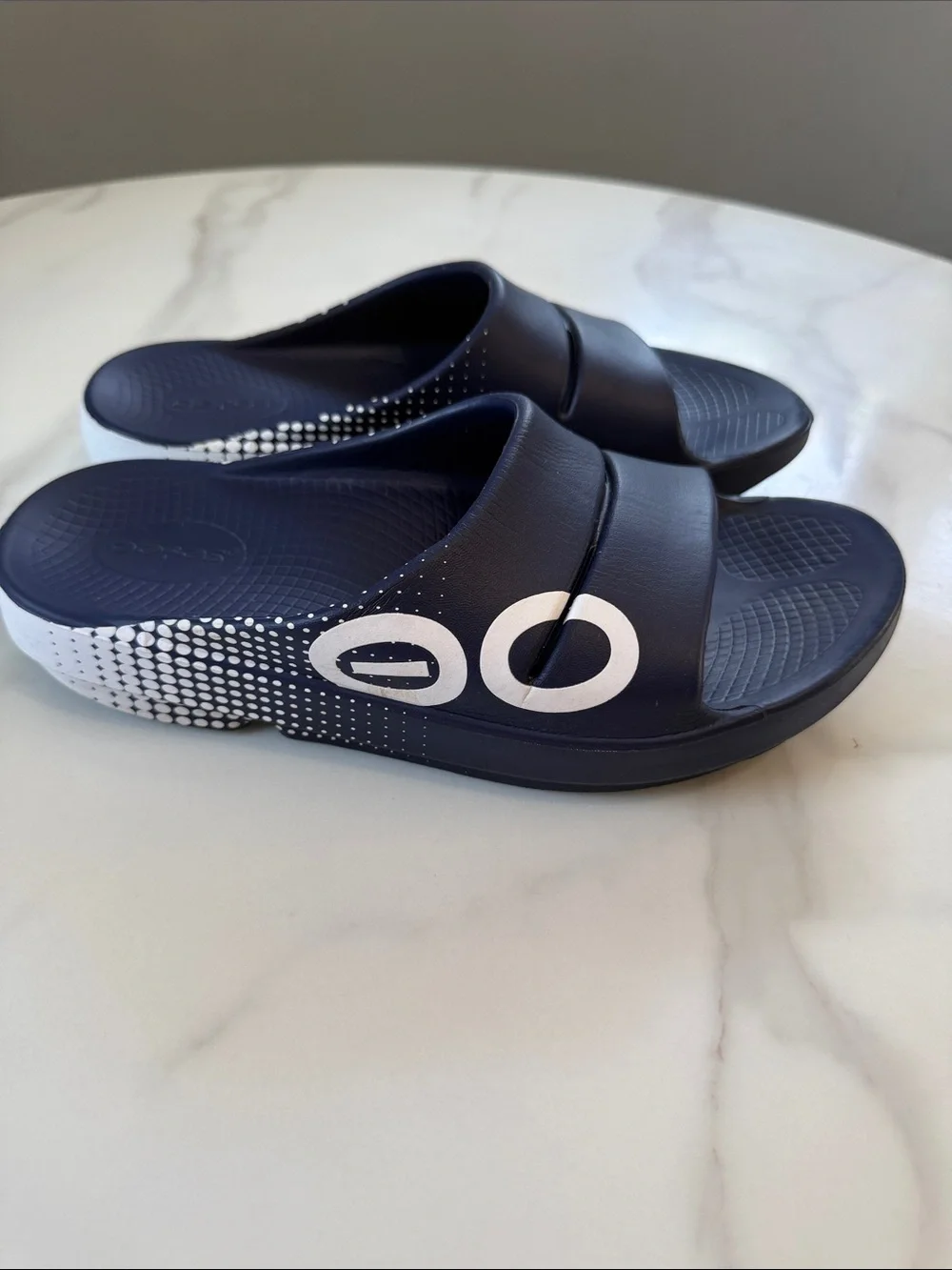 OOFOS pair navy
